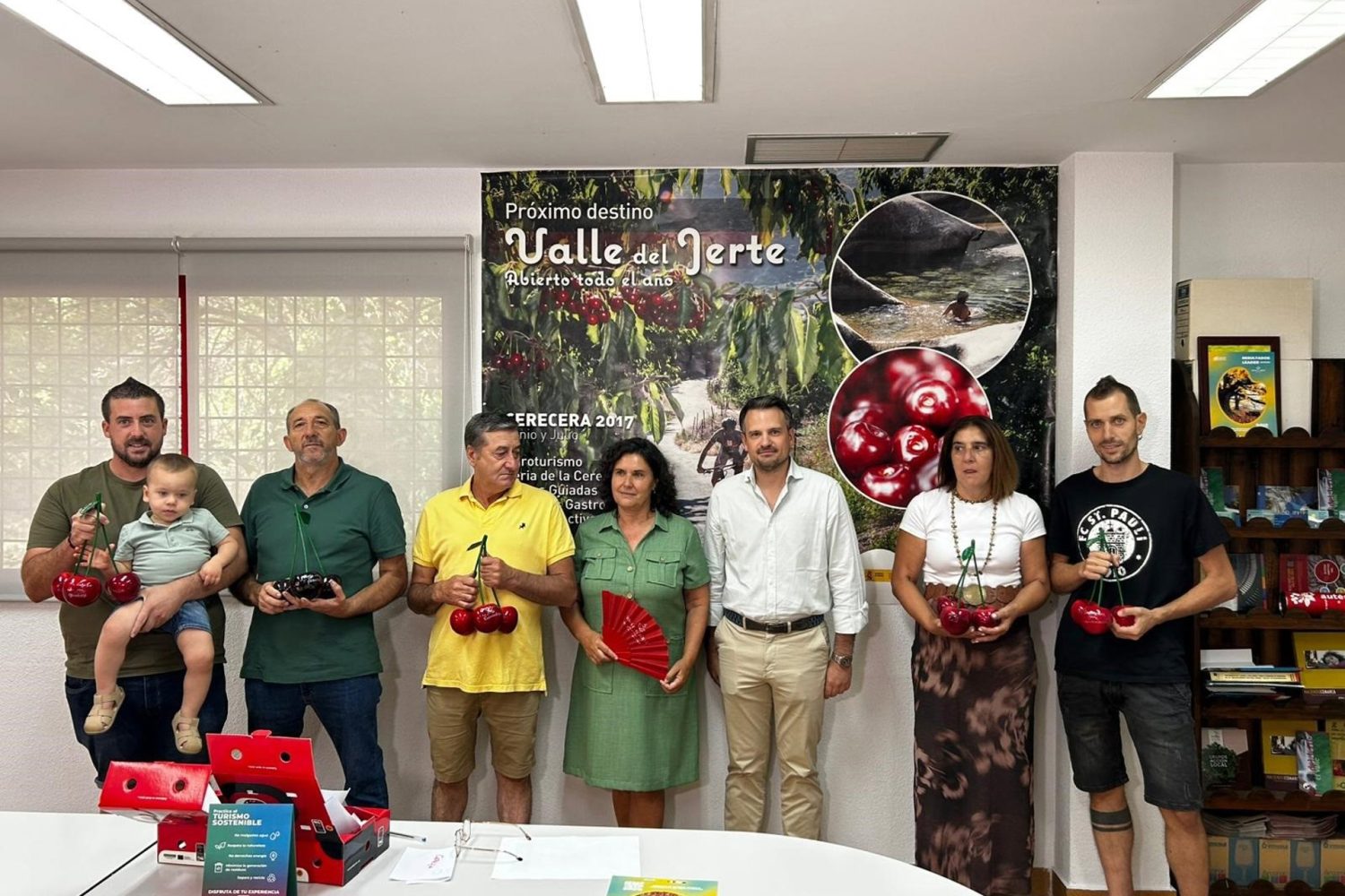 12/08/2025 El consejero de Presidencia entrega los Premios a las Cerezas y Picotas más grandes del Valle del Jerte.

El consejero de Presidencia, Interior y Diálogo Social, Abel Bautista, ha hecho entrega este martes de los Premios 2025 a la cereza y picota más grande, la mejor fotografía y a las cooperativas más colaboradoras, organizado por la Sociedad para la Promoción y Desarrollo del Valle del Jerte, grupo de Acción Local presidido por Felisa Cepeda Bravo.

SOCIEDAD ESPAÑA EUROPA EXTREMADURA
JUNTA DE EXTREMADURA