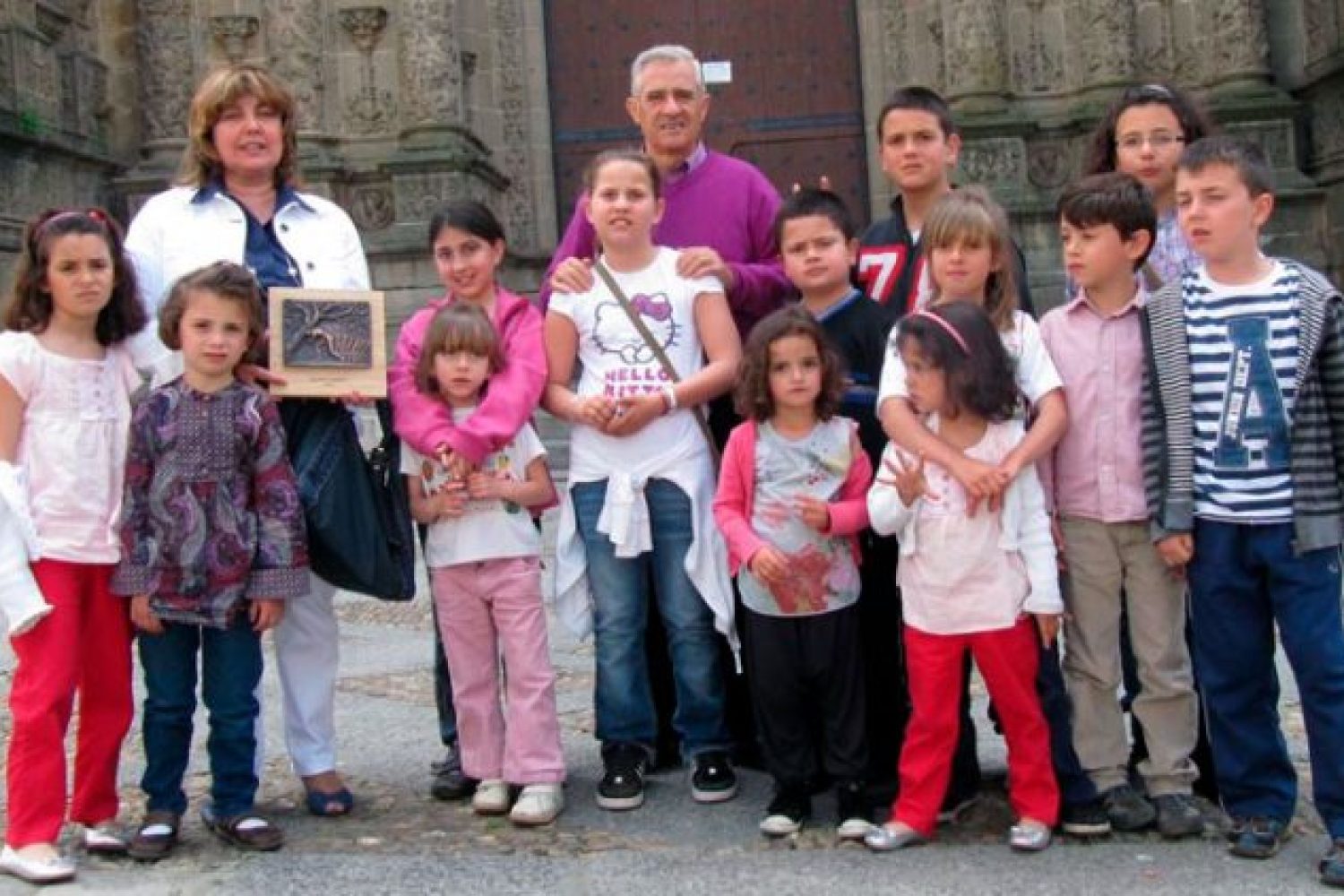Recogiendo Charo Cordero, recogiendo en Plasencia el premio Adenex que lleva el nombre de Diosdado Simón.24 de Abril de 2010