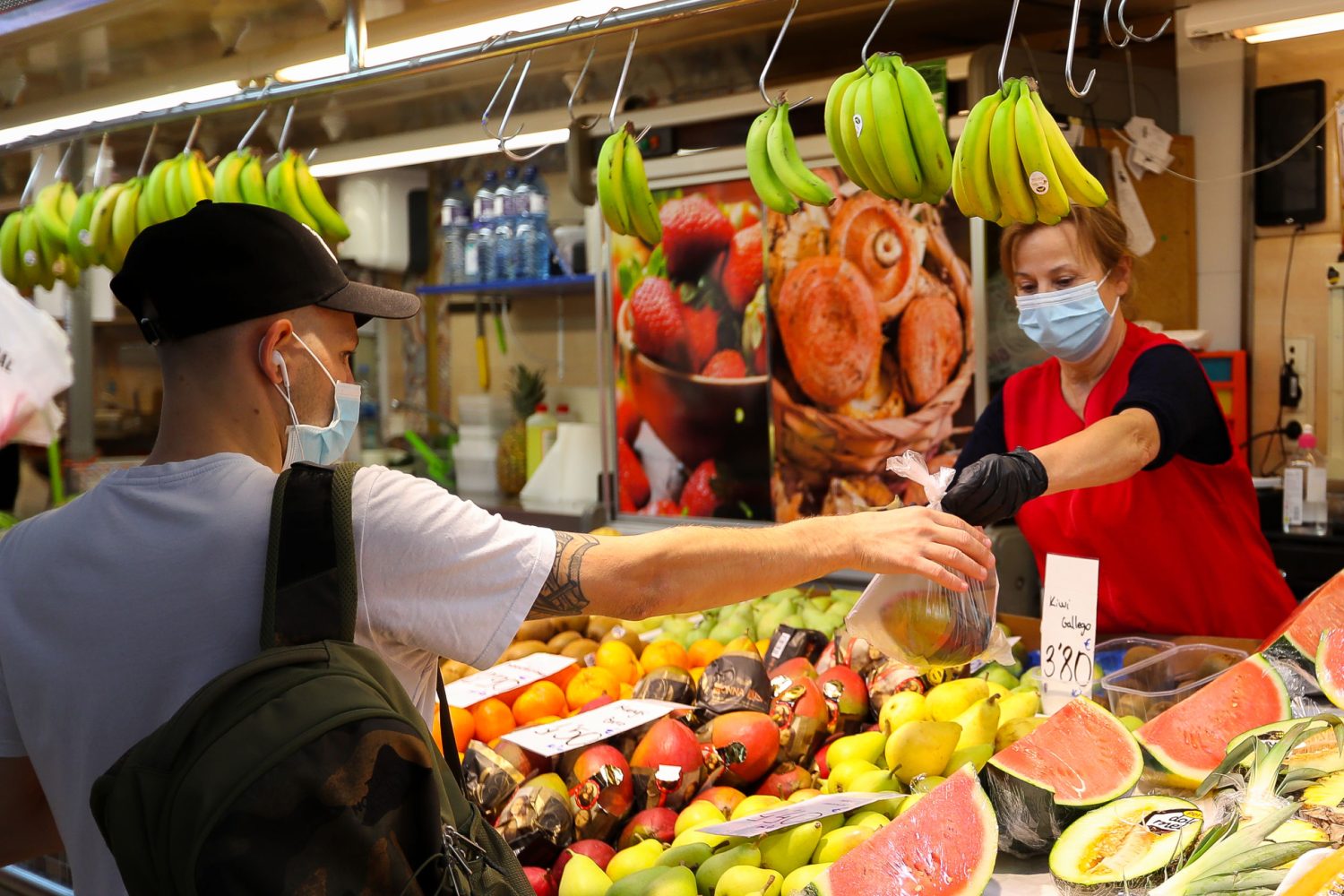 Una trabajadora de una frutería del Mercado Central de Valencia atiende a un cliente después de que el Ministerio de Sanidad autorizara a que la totalidad de la Comunidad Valenciana pasase en su conjunto a la fase 1 de la desescalada, en Valencia/Comunidad Valenciana (España) a 18 de mayo de 2020.
18 MAYO 2020 COVID-19;DESESCALADA;CORONAVIRUS;PANDEMIA;ENFERMEDAD
Iván Terrón / Europa Press
  (Foto de ARCHIVO)
15/3/2020