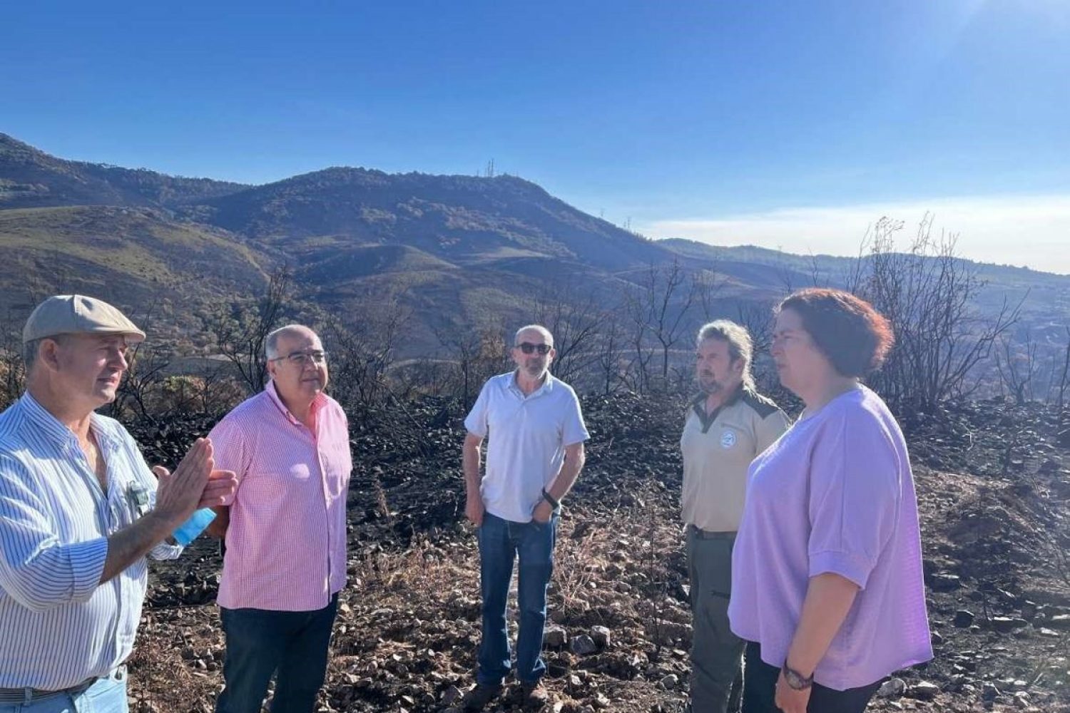 Continúa activo el incendio forestal en una zona de "difícil acceso" en La Garganta (Cáceres)