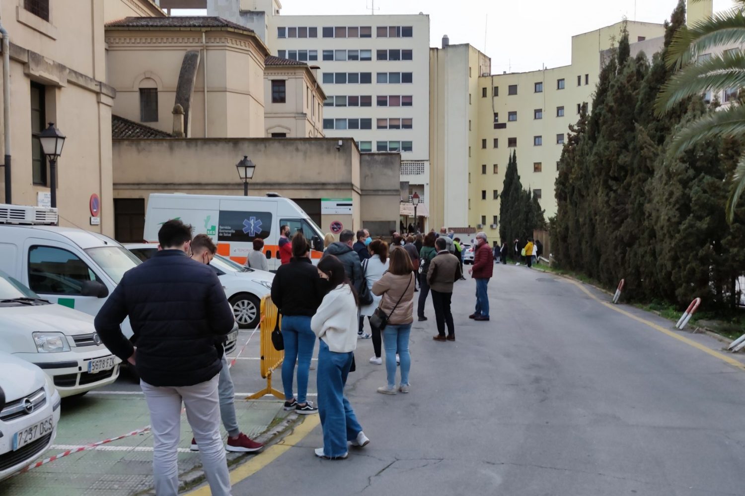 Fila de usuarios que acuden al cribado en el Hospital virgen de la Montaña.