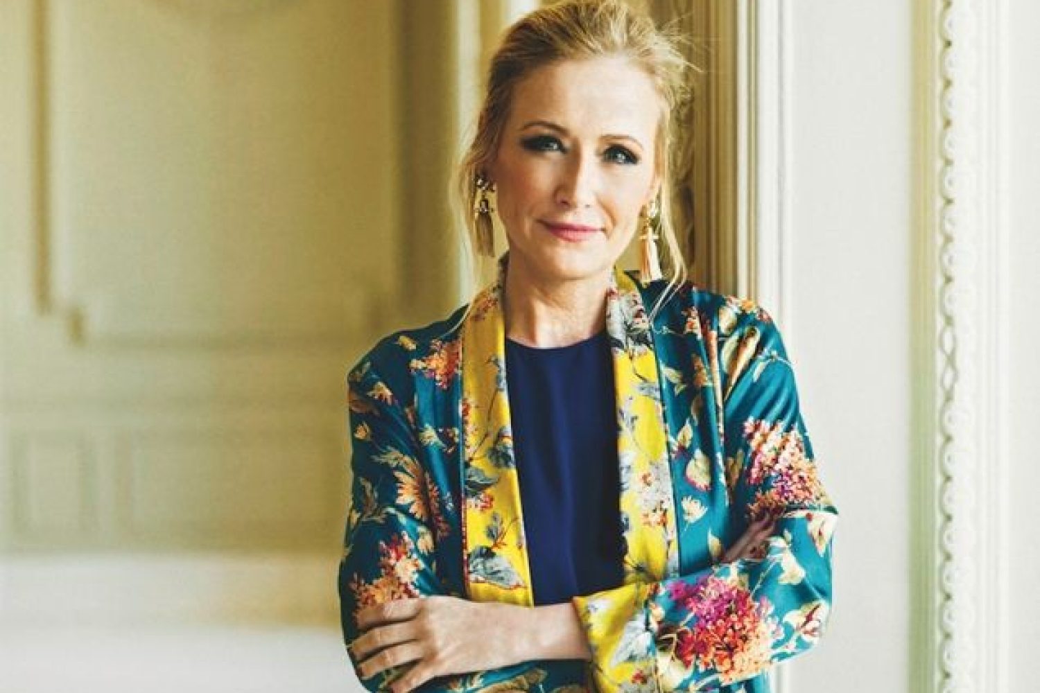 Cristina Cifuentes viste quimono de ADRIANA IGLESIAS y pendientes de ANTON HEUNIS. Estilismo: Francesa Rinciari Foto: Rosa Copado