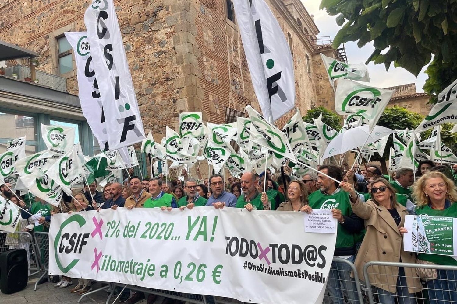CSIF se concentra a las puertas de la Asamblea para pedir que se abonen las cantidades adeudadas a empleados públicos