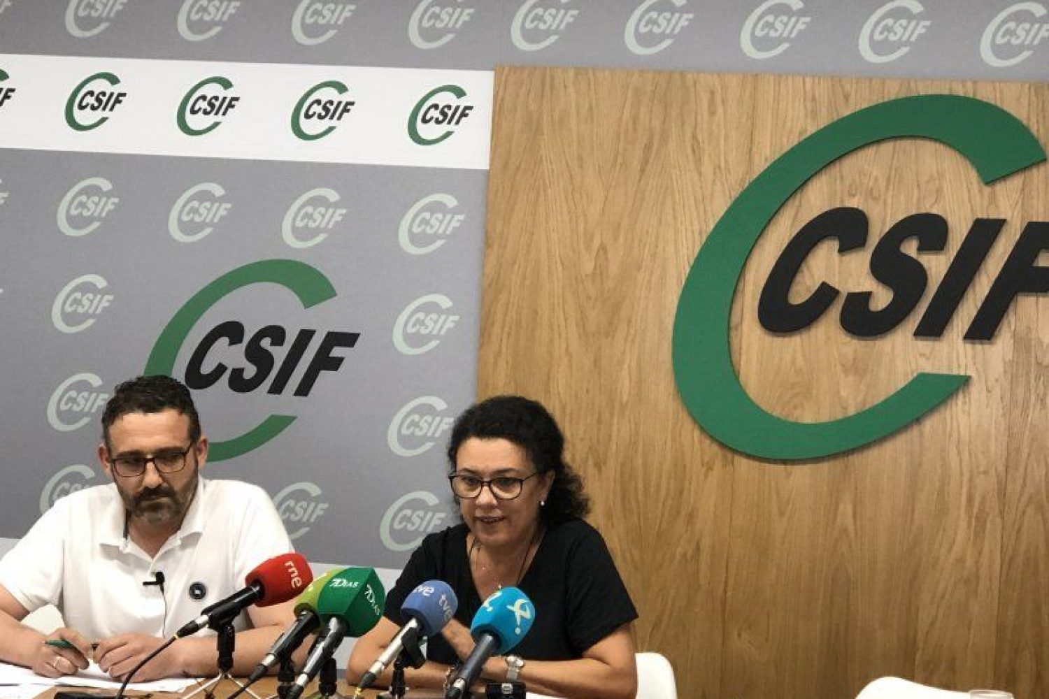 De izda a dcha, Blanco y Galán, de CSIF.
