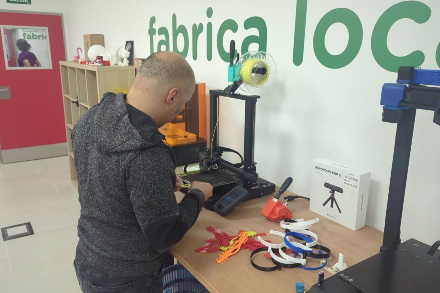 La Red Circular Fab de Cáceres fabrica EPIs y material de limpieza destinado a los afectados por la DANA