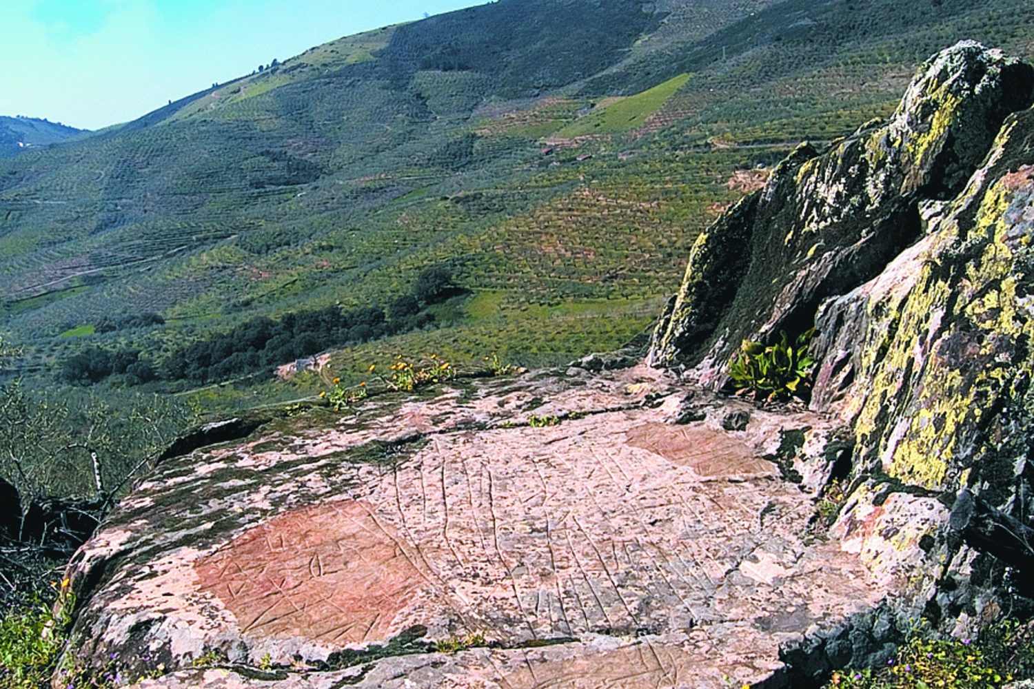 La Diputación de Cáceres impulsa el conocimiento y la visita al conjunto de petroglifos de Las Hurdes