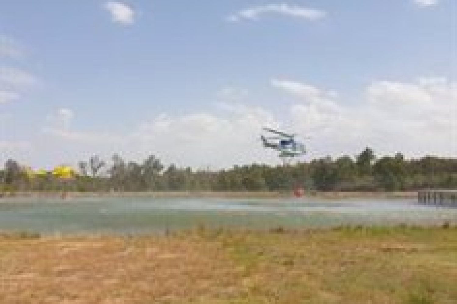 Diversos medios aéreos y terrestres trabajan en la extinción de un incendio en La Garganta (Cáceres)