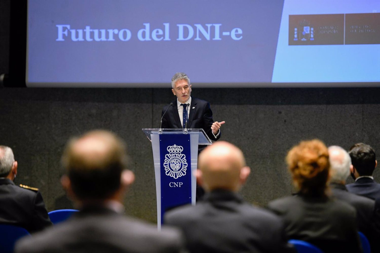 02/12/2020 El ministro del Interior, Fernando Grande-Marlaska, interviene durante la presentación del libro conmemorativo del 75 aniversario del DNI, en el Auditorio de la Fábrica Nacional de Moneda y Timbre, en Madrid (España), a 2 de diciembre de 2020.
POLITICA 
Óscar Cañas - Europa Press