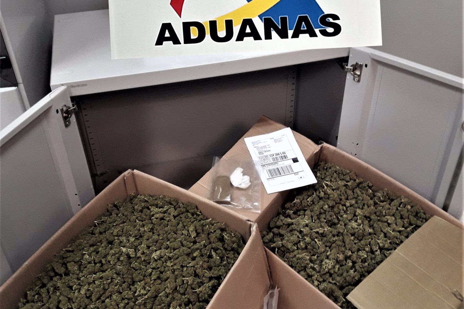 03/02/2023 Sucesos.- Incautados en Cáceres 12 kilos de cogollos de cannabis enviados por mensajería desde Italia.

Efectivos de la Unidad Operativa de Vigilancia Aduanera de la Agencia Tributaria de Cáceres, en colaboración con el Área Regional de Vigilancia Aduanera de Madrid, han incautado 12,42 kilos de cogollos de cannabis y 80 gramos de resina de hachís, enviados por mensajería desde Italia. Además, han detenido a dos personas de nacionalidad española, residentes en la capital cacereña.

SOCIEDAD ESPAÑA EUROPA EXTREMADURA
AGENCIA TRIBUTARIA