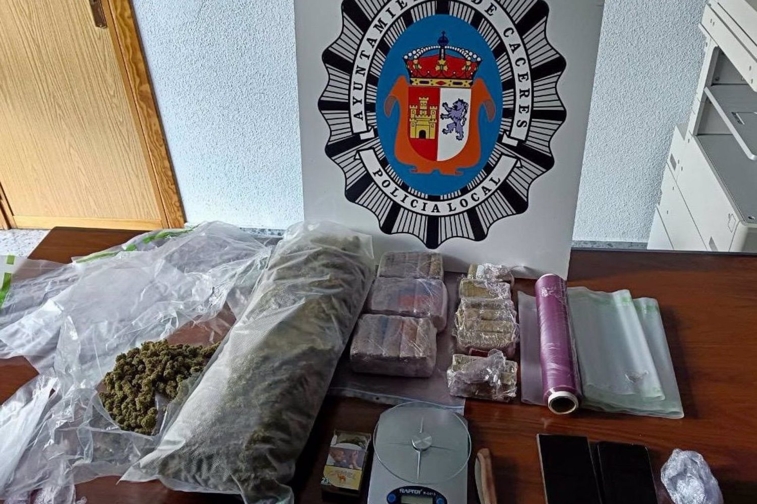 Material incautado por los agentes del Grupo Especial de Seguridad (GES) de la Policía Local de Cáceres