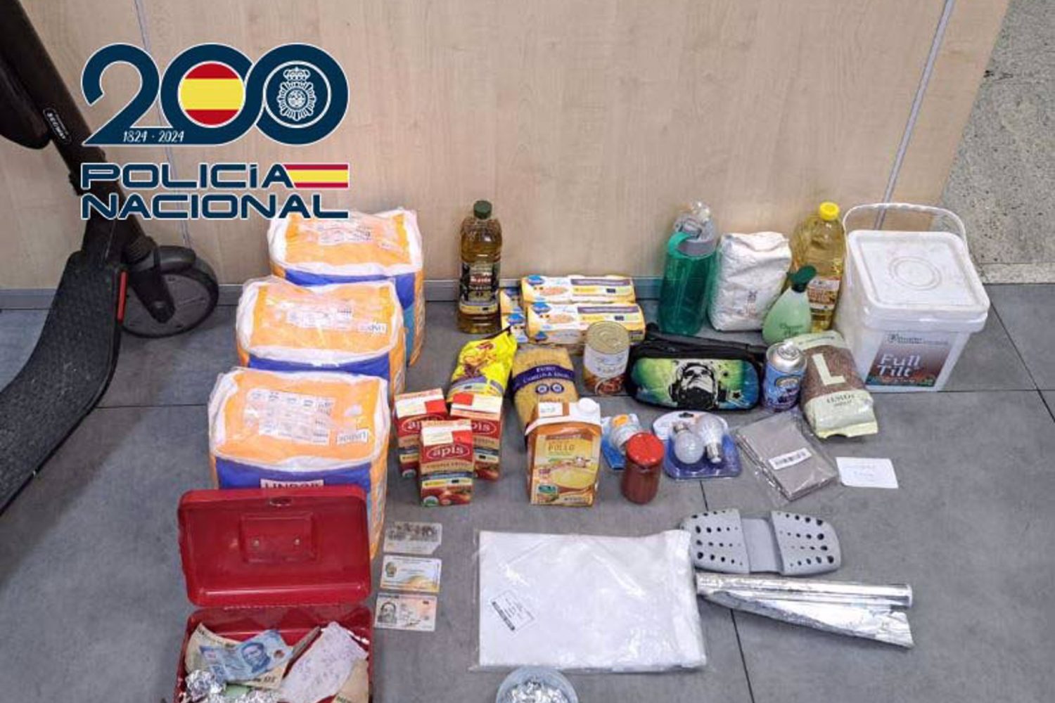 Agentes de Policía Nacional, adscritos a la Comisaría de Mérida, han detenido el pasado 9 de abril a dos hombres con 69 papelinas de cocaína y heroína que vendían en un punto habilitado en un sótano de la barriada del Peri.

SOCIEDAD ESPAÑA EUROPA EXTREMADURA
POLICÍA NACIONAL