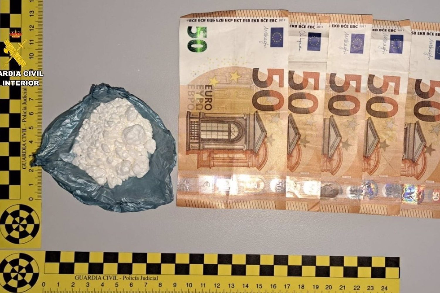 Droga y dinero aprehendidos en la operación en Logrosán.