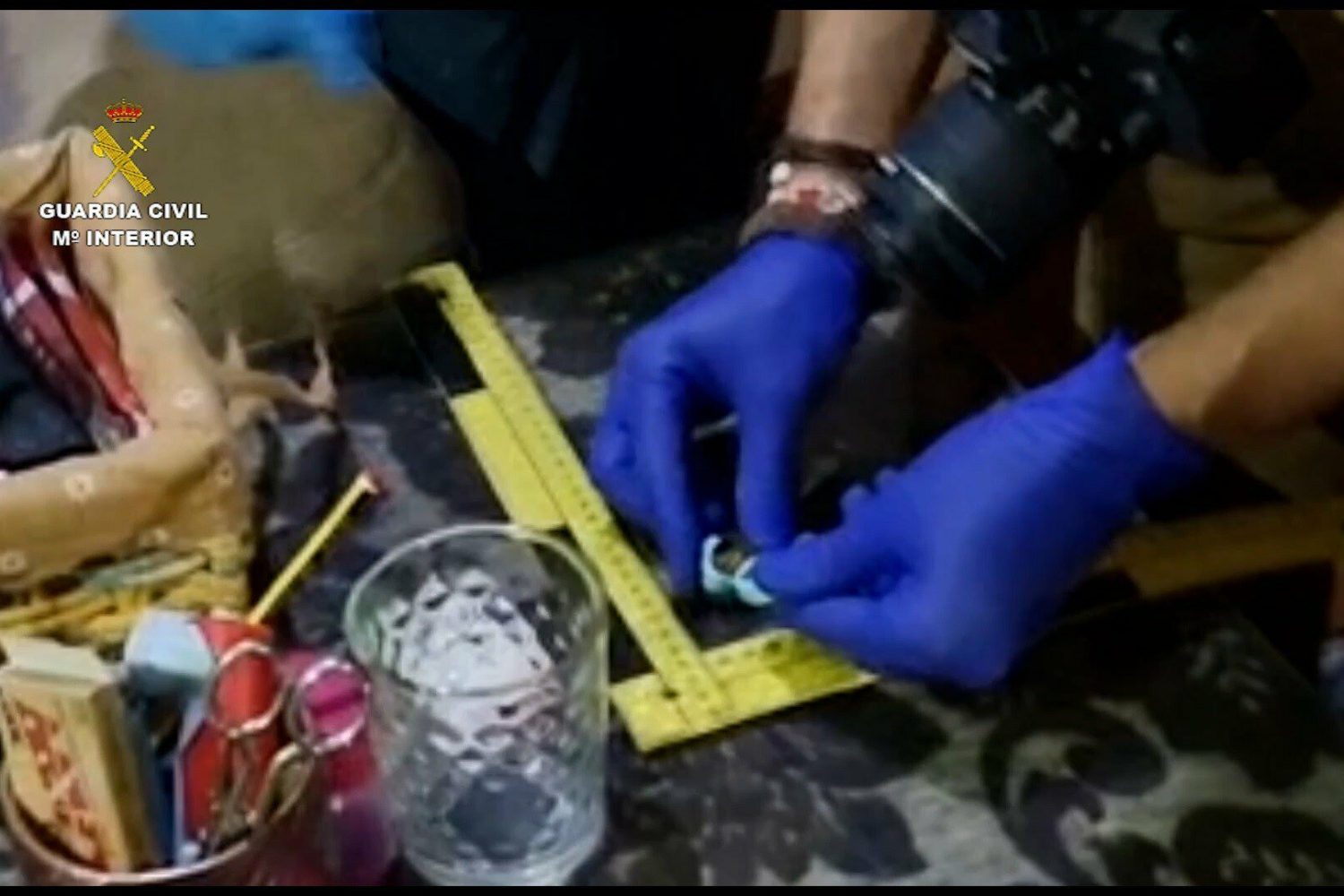 21/06/2022 Operación de la Guardia Civil contra la venta de drogas en Coria.

Agentes de la Guardia Civil han desmantelado en la localidad cacereña de Coria un "activo punto" de venta de drogas, principalmente papelinas con mezcla de heroína y cocaína, y han detenido a su responsable, un hombre de 55 años para el que se ha decretado el ingreso en prisión.

SOCIEDAD EXTREMADURA ESPAÑA EUROPA EXTREMADURA ESPAÑA EUROPA BADAJOZ CÁCERES
GUARDIA CIVIL