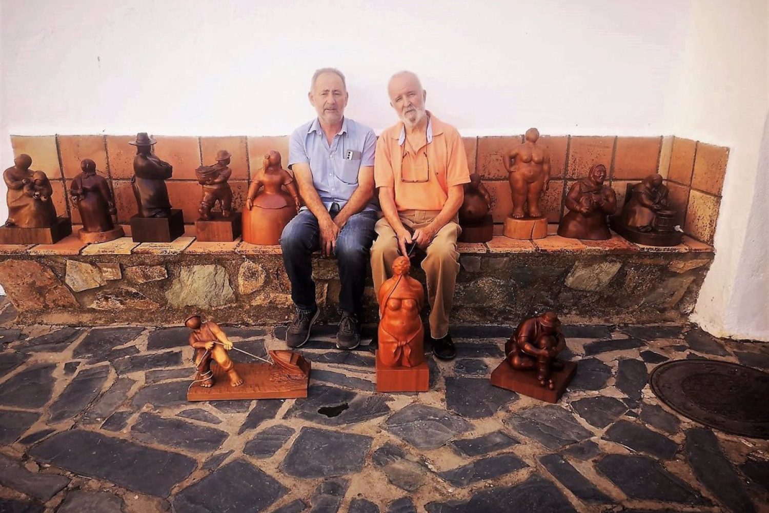 El artista extremeño Pedro Monago entrega al Museo Etnográfico de Olivenza una selección de 12 de sus esculturas