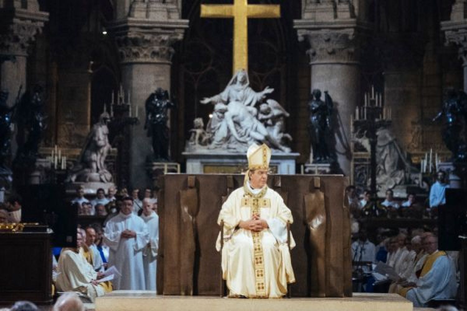 El arzobispo de París avisa: "La catedral de Notre Dame será rehecha idéntica"