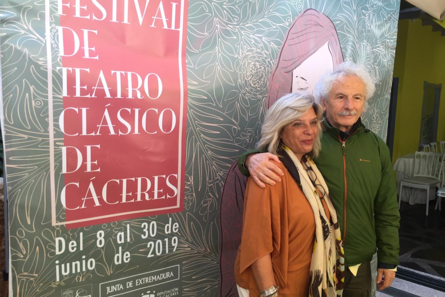 De izqda a dcha, Silvia Gonza´lez, Directora del Gran Teatro y El Brujo.