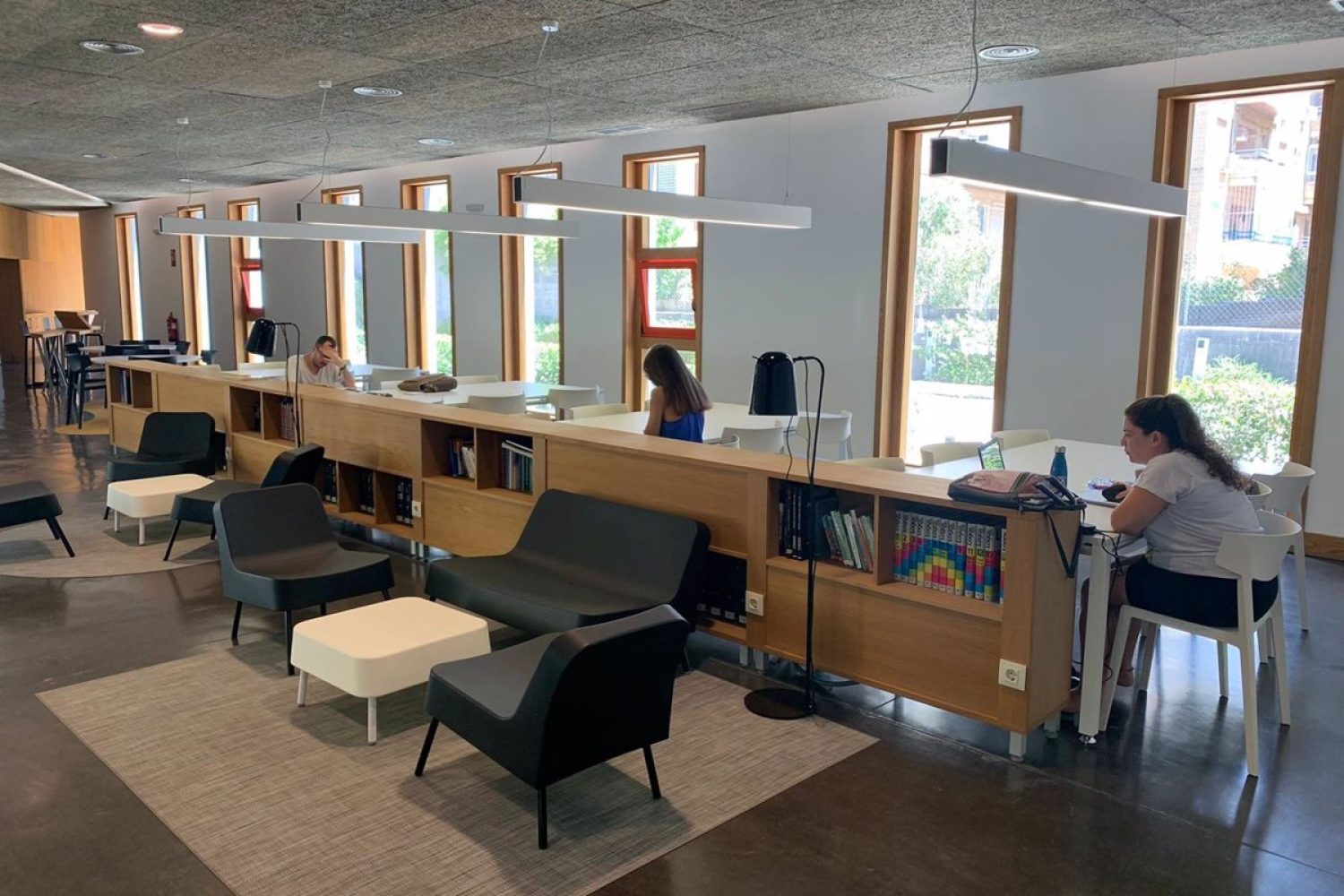 El Centro Cívico 'Raimundo Medina' de Cáceres amplía a los 45 puestos de estudio disponibles para este verano