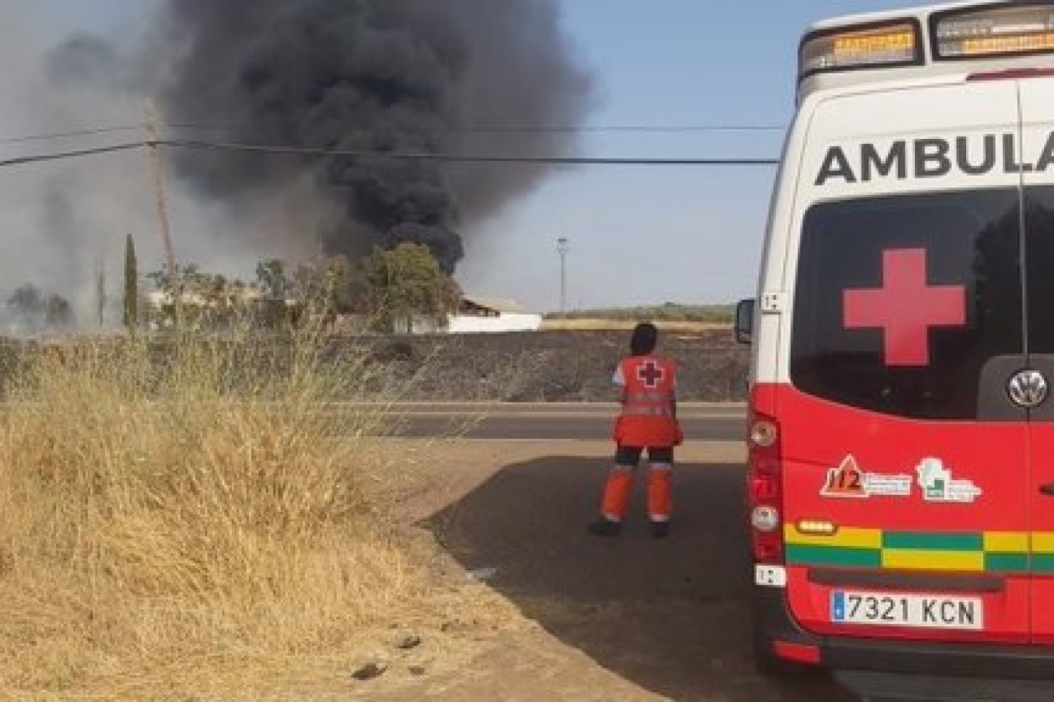 El Plan Infoex declara el nivel 1 de peligrosidad por un incendio en el entorno de la EX-107 de Badajoz a Olivenza