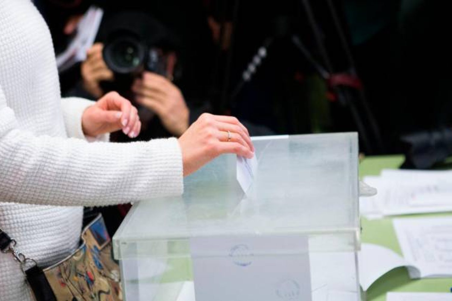 Votar en la urna.