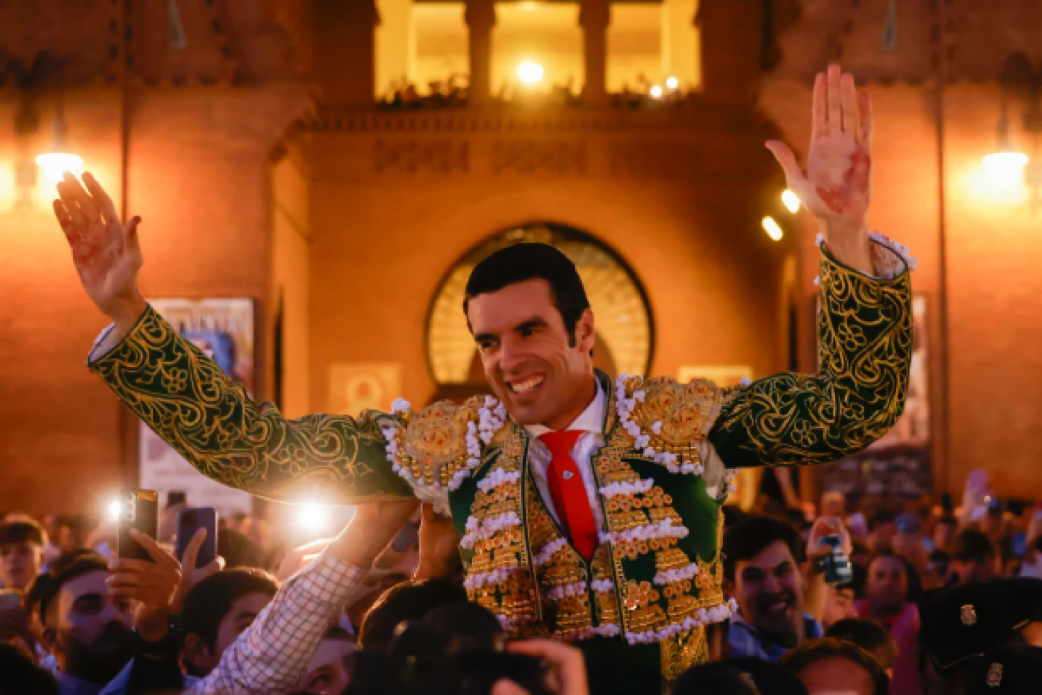 Emilio de Justo a hombros, saliendo por la Puerta Grande de Las Ventas, por quinta vez en su carrera.