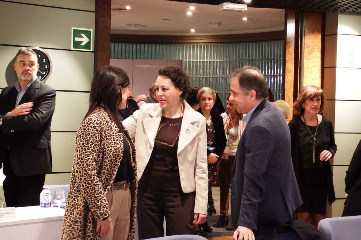 La Ministra de Trabajo en el centro y la consejera extremeña, a la izqda de la imagen. Cedida.