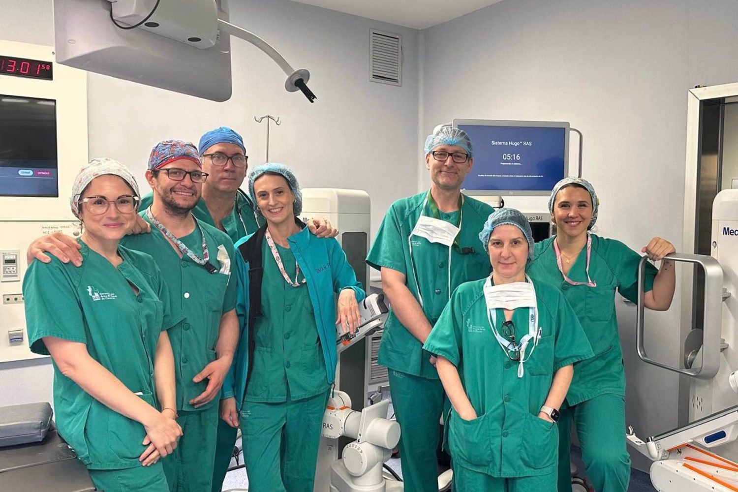 El Universitario de Cáceres realiza la primera cirugía de extirpación de riñón con robot quirúrgico de Extremadura