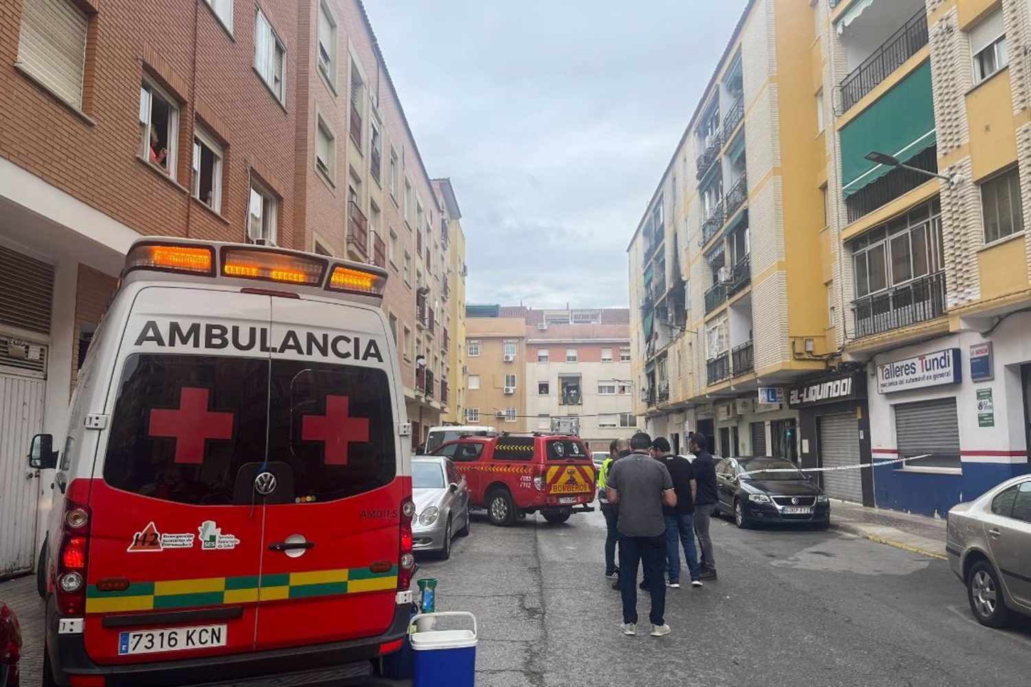 01/06/2023 Una ambulancia de Cruz Roja desplazada hasta el lugar del incendio tras una explosión en un bloque de viviendas de Badajoz
SOCIEDAD ESPAÑA EUROPA EXTREMADURA
CRUZ ROJA