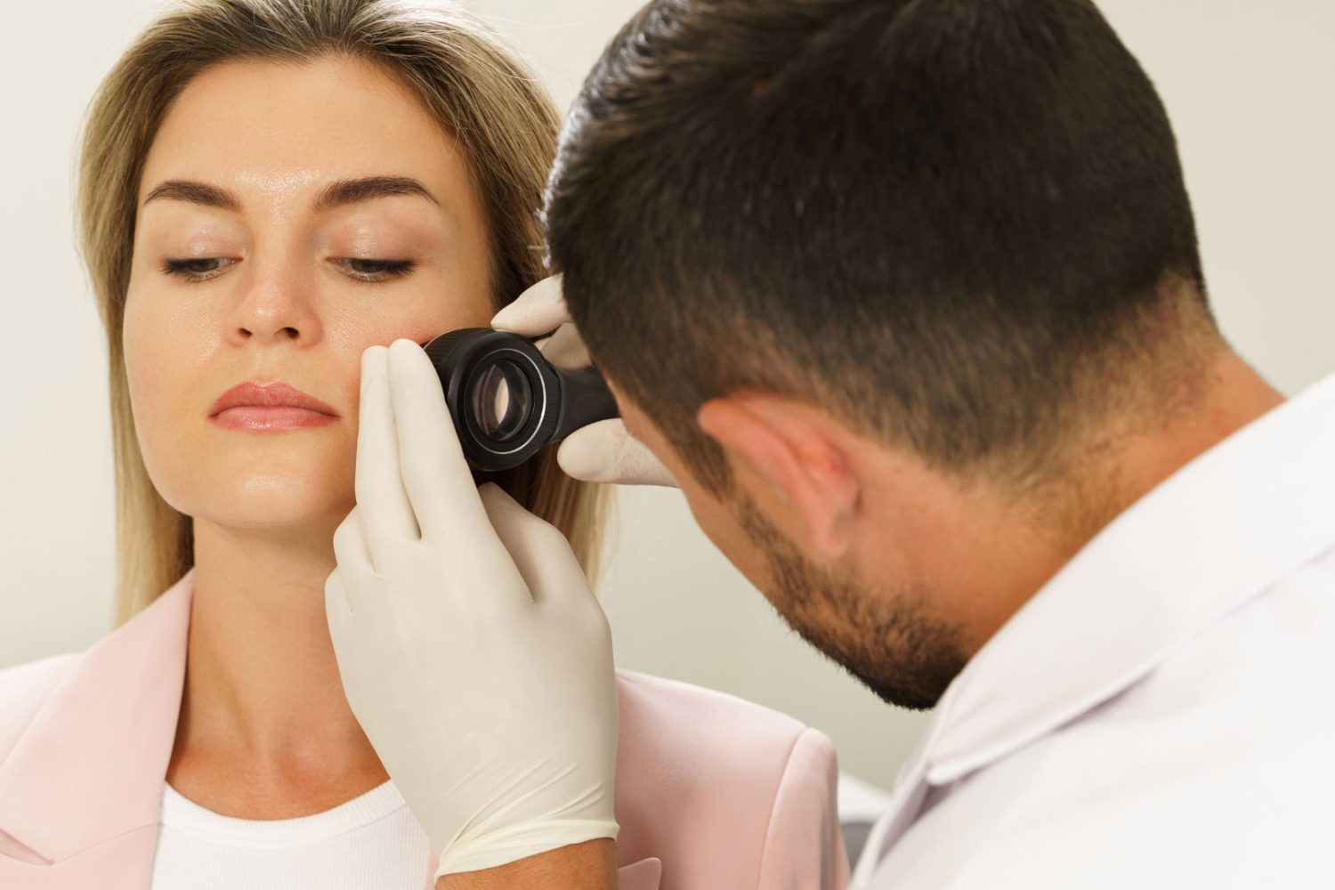 especialistas-en-dermatologia-en-marbella-clinica-premium