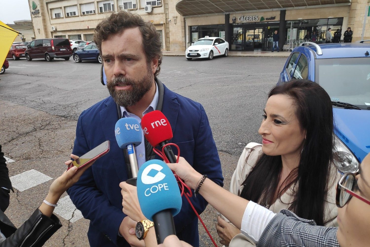 Espinosa de Los Monteros, junto a Magdalena Nevado, en su encuentro con los periodistas. Im: DEx.