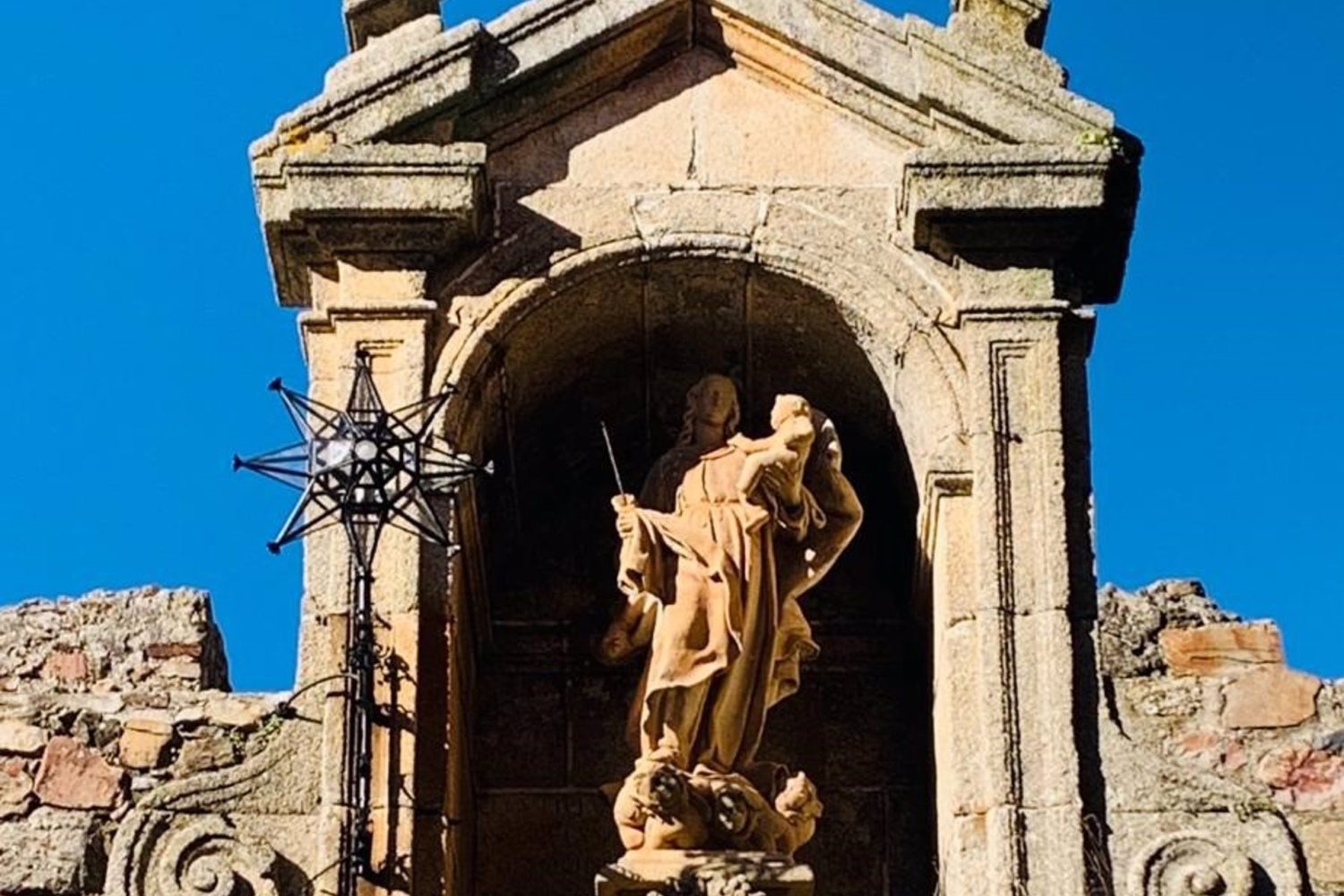 18/12/2023 El Arco de la Estrella de Cáceres ya luce el farol restaurado tras el trabajo de un mes.

El Arco de la Estrella de Cáceres luce ya otra vez el farol colocado junto a la imagen de la virgen que fue retirado hace más de un mes para proceder a su restauración debido al mal estado en el que se encontraba.

POLITICA AUTONOMÍAS
AYUNTAMIENTO DE CÁCERES