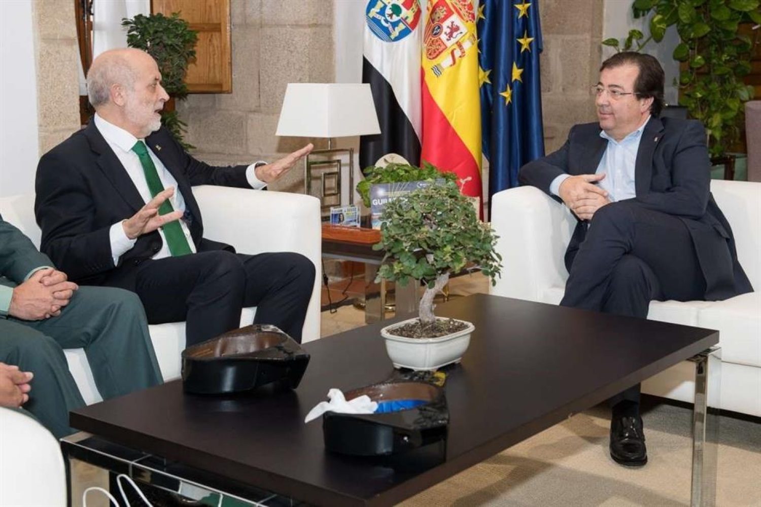Fernández Vara aborda con el director de la Guardia Civil asuntos relacionados con la seguridad en Extremadura