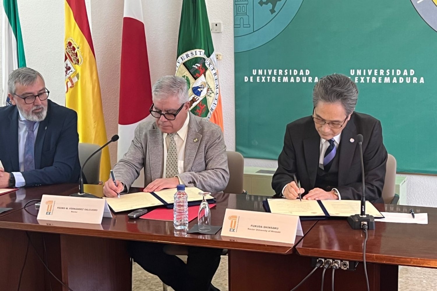 firma-convenio-uex_hirosaki-japon
