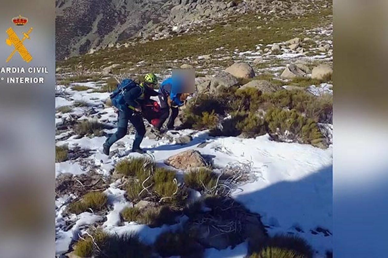 18/01/2021 Rescate de un senderista en Guijo de Santa Bárbara (Cáceres).

Agentes de la Guardia Civil, pertenecientes al Equipo de Rescate e Intervención en Montaña (EREIM) de Arenas de San Pedro (Ávila), junto con un helicóptero del Servicio Aéreo de la Guardia Civil, han rescatado a una senderista que este pasado domingo no podía seguir caminando mientras hacía una ruta por el denominado Paraje de Mesas Altas, en el término municipal de Guijo de Santa Bárbara (Cáceres).

SOCIEDAD ESPAÑA EUROPA EXTREMADURA
GUARDIA CIVIL