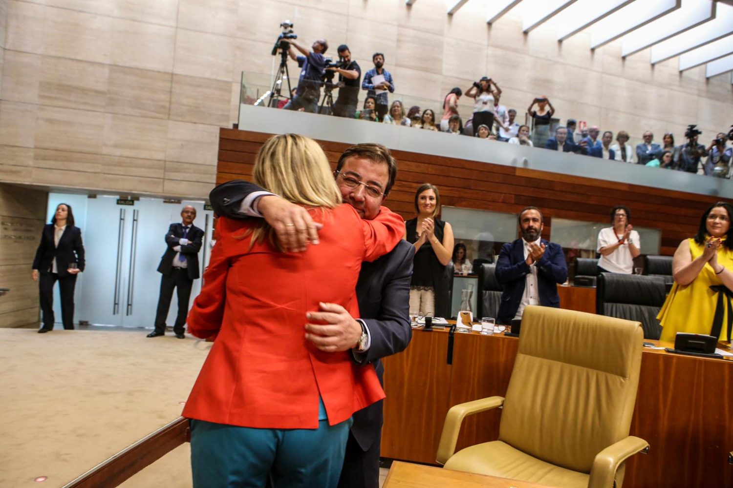 Abrazo entre el presidente de la Junta de Extremadura, Guillermo Fernández Vara y la presidenta de la Asamblea de Extremadura, Blanca Martin.