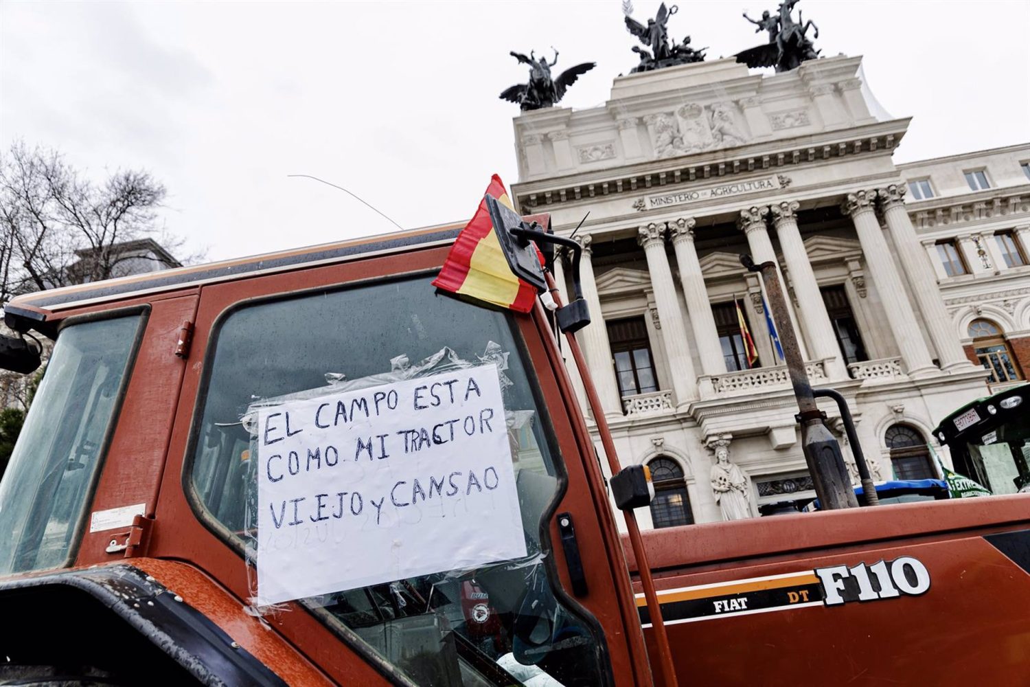 15/02/2024 Un tractor llega al Ministerio de Agricultura durante una protesta de agricultores y ganaderos, a 15 de febrero de 2024, en Madrid (España). Agricultores y ganaderos han irrumpido hoy en la décima jornada de protestas para trasladar sus reivindicaciones ante el Ministerio de Agricultura, Pesca y Alimentación. La concentración, convocada por APAG Extremadura Asaja, ocurre después de que el encuentro entre el ministro de Agricultura, Pesca y Alimentación y las organizaciones profesionales agrarias Asociación Agraria de Jóvenes Agricultores (Asaja), Coordinadora de Organizaciones de Agricultores y Ganaderos (COAG) y Unión de Pequeños Agricultores y Ganaderos (UPA) se haya aplazado a esta tarde. Esta reunión con las organizaciones agrarias se produce un día después de que el sector primario, supermercados, distribución e industria y Gobierno vuelvan a sentarse en la misma mesa bajo el Observatorio de la Cadena Alimentaria, en el que se analiza la evolución de los precios del campo a la mesa.
ECONOMIA 
Carlos Luján - Europa Press