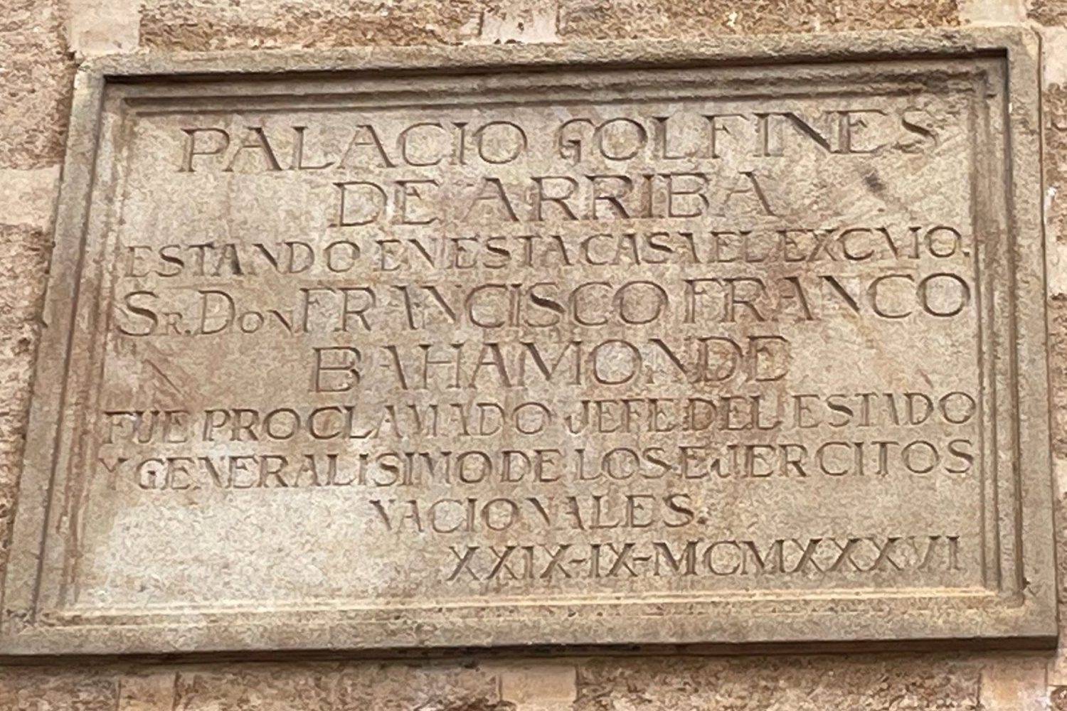 Piden la retirada de la placa franquista del Palacio de los Golfines de Arriba en Cáceres