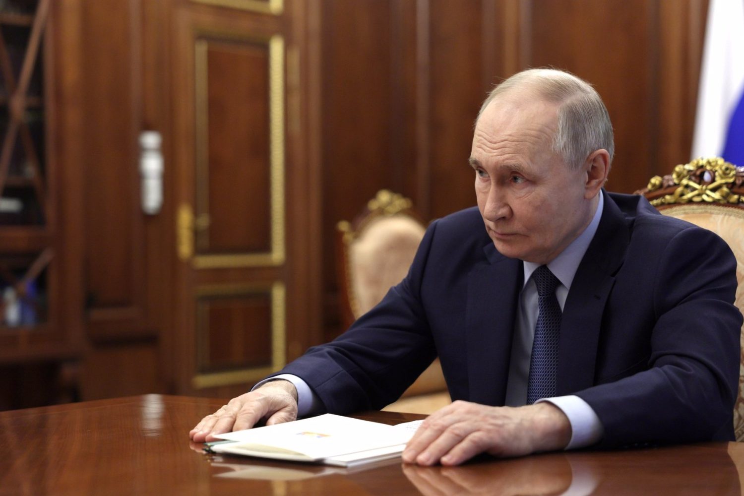 07/02/2025 Rusia/EEUU.- Putin nombra a Alexander Darchiyev como nuevo embajador de Rusia en EEUU.

El presidente de Rusia, Vladimir Putin, ha nombrado este jueves a Alexander Darchiyev como nuevo embajador ruso en Estados Unidos, un puesto que estaba vacante desde octubre de 2024, después del acuerdo alcanzado por ambos países durante un encuentro celebrado la semana pasada en la ciudad turca de Estambul, en medio del acercamiento mutuo desde que Donald Trump regresara en enero a la Casa Blanca.

POLITICA INTERNACIONAL
-/Kremlin/dpa