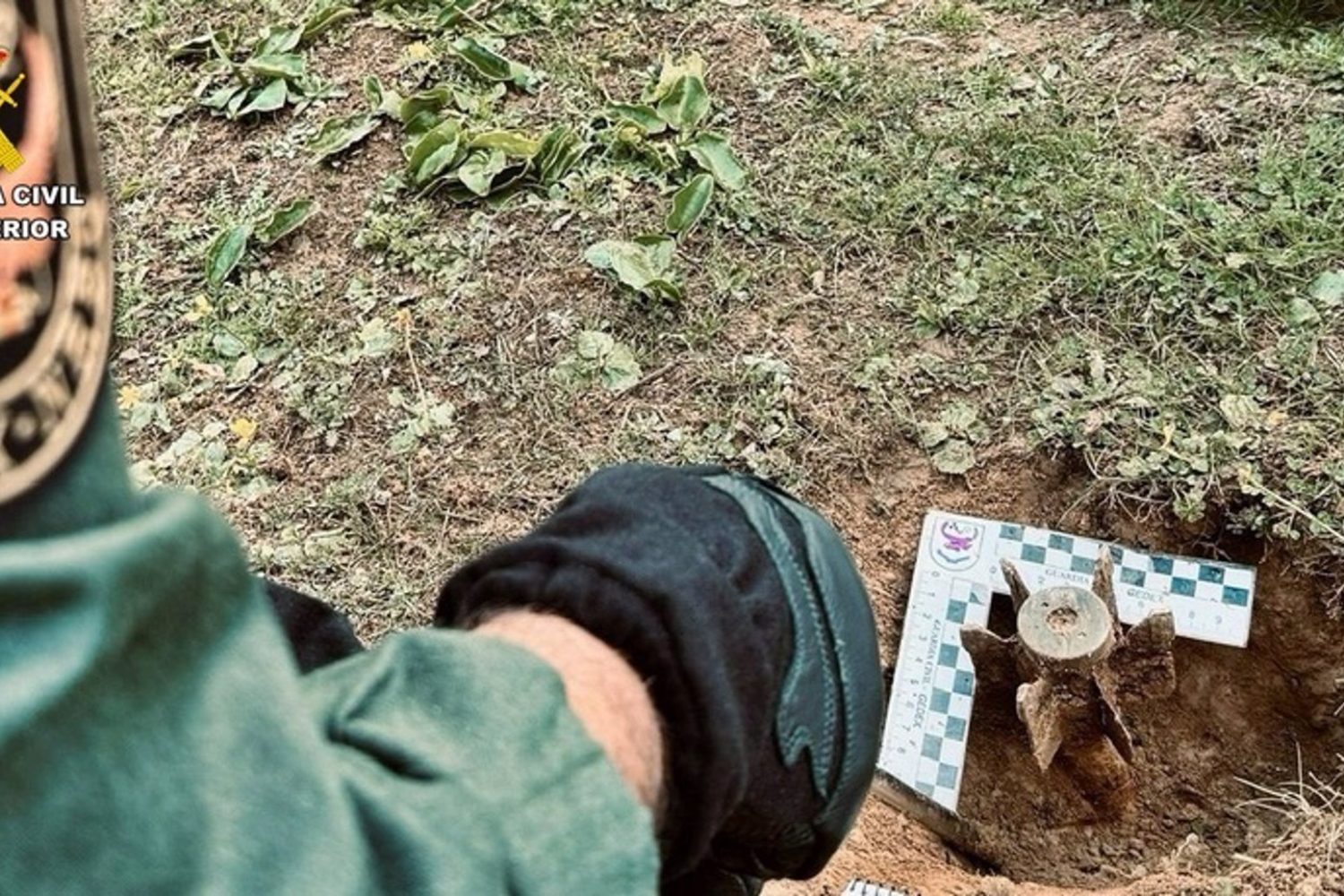 Sucesos.- La Guardia Civil desactiva una granada de mortero de la Guerra Civil hallada en una finca de Campanario