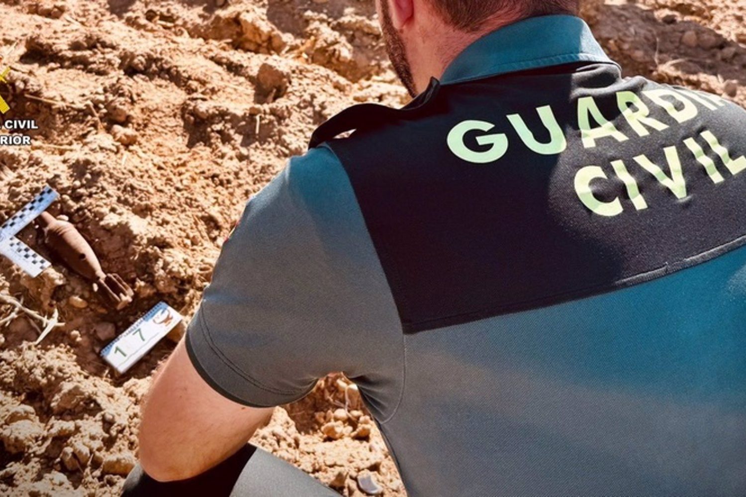 Un agente de la Guardia Civil junto a la granada de mortero.