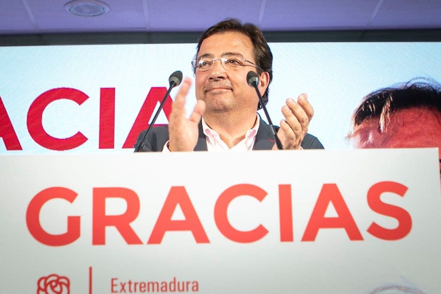 Guillermo Fernández Vara, en la noche electoral,  sede regional del PSOE, Mérida.