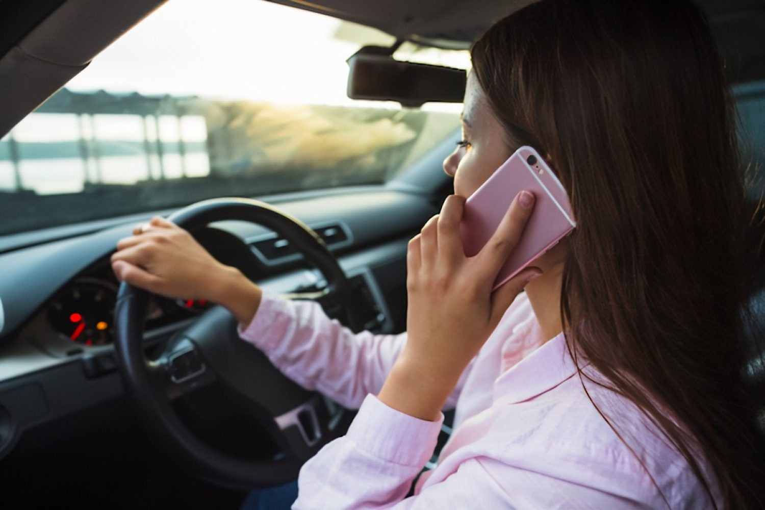 hablar por el movil conduciendo