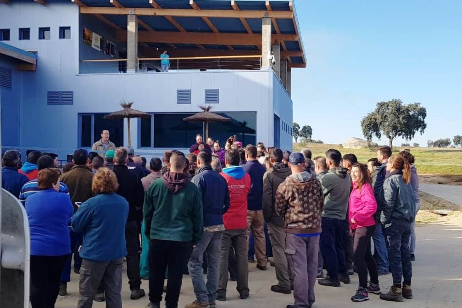 Trabajadores a las puertas de Haciendas BIO en Mérida, en protesta por la no aplicación del SMI .