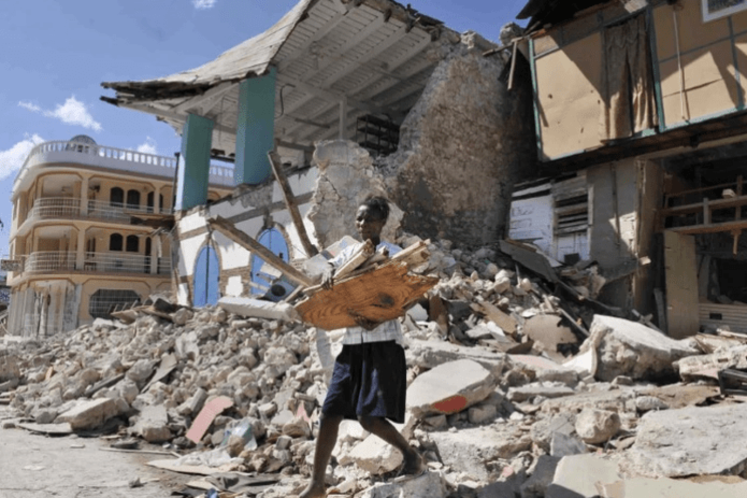 Residentes de Petit Goave, en Hatí, recogen lo que queda de los inmuebles destruidos en el centro de la ciudad por el terremoto de 2010. Jack Gruber, USA TODAY
