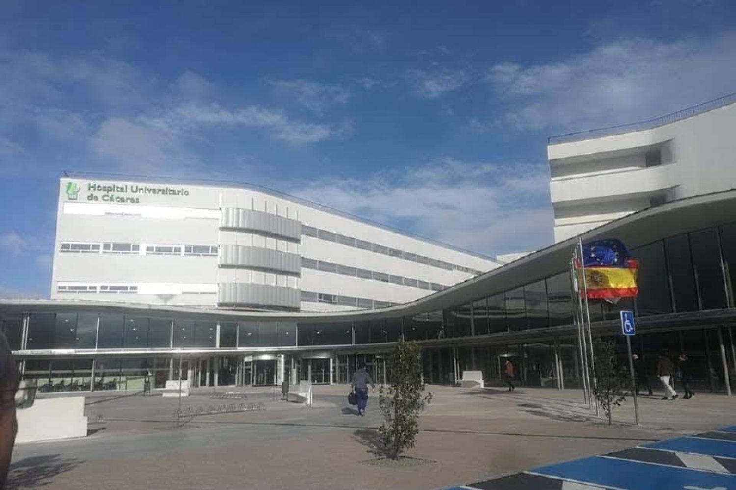 Fachada del Hospital Universitario de Cáceres. Imagen: Facebook.