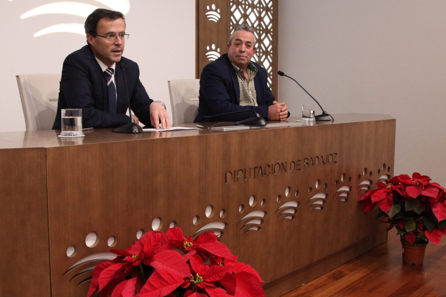 ÁREA DE PRESIDENCIA
PROTOCOLO
c/ Obispo San Juan de Ribera, 6
06071 Badajoz
PROGRAMA DEL ILMO. SR. PRESIDENTE DE LA DIPUTACIÓN DE
BADAJOZ, DON MIGUEL ÁNGEL GALLARDO MIRANDA, CON MOTIVO DE
LA RUEDA DE PRENSA DE FIRMA DE CONVENIO DE COLABORACIÓN
CON LA IGP CABRITO DE EXTREMADURA 
  Fotografo. Santiago Rodriguez Casado
Gabinete de prensa de Diputación de Badajoz