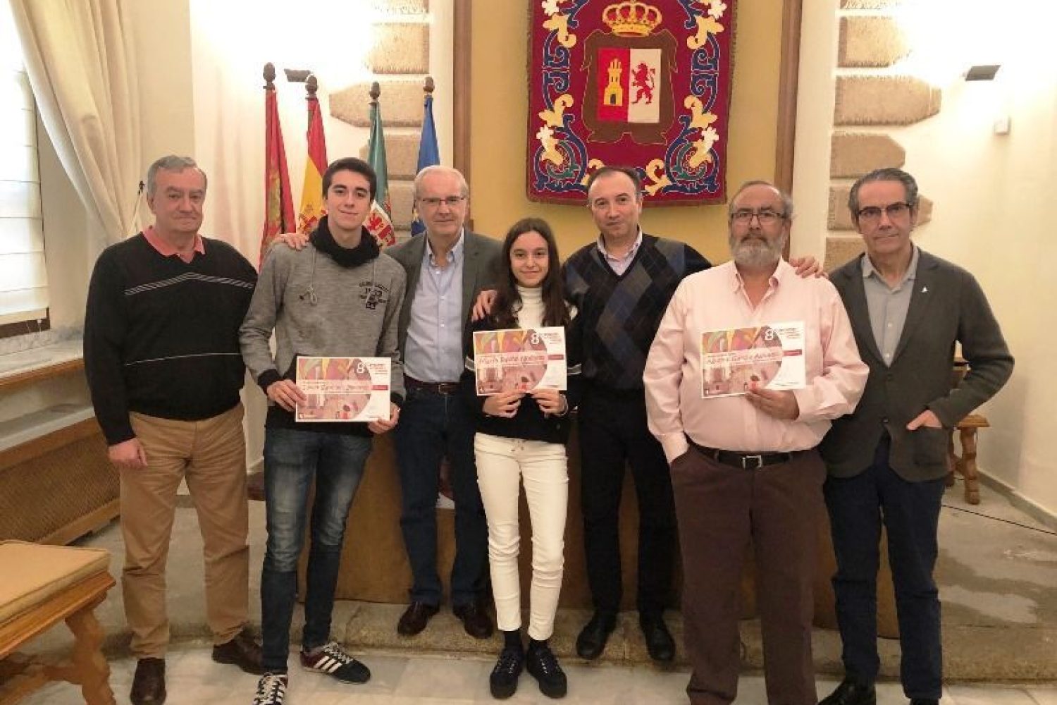 Imagen de los ganadores con miembros del Jurado.