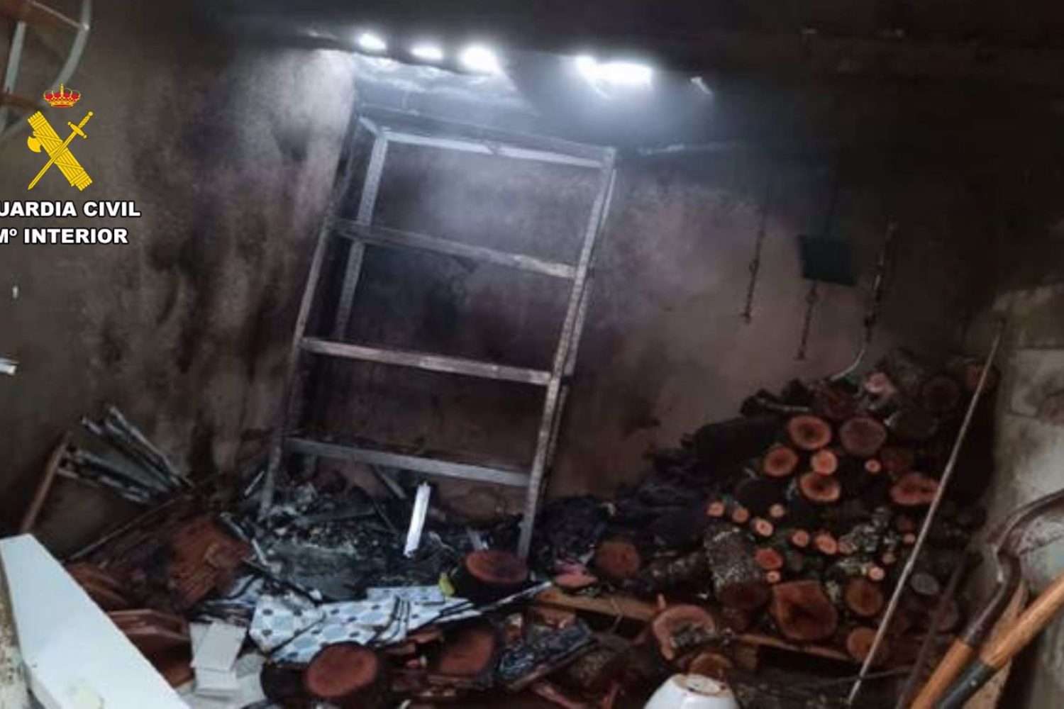 Sucesos.- La Guardia Civil rescata a una mujer en el incendio de su vivienda en Madroñera originado en unas cenizas