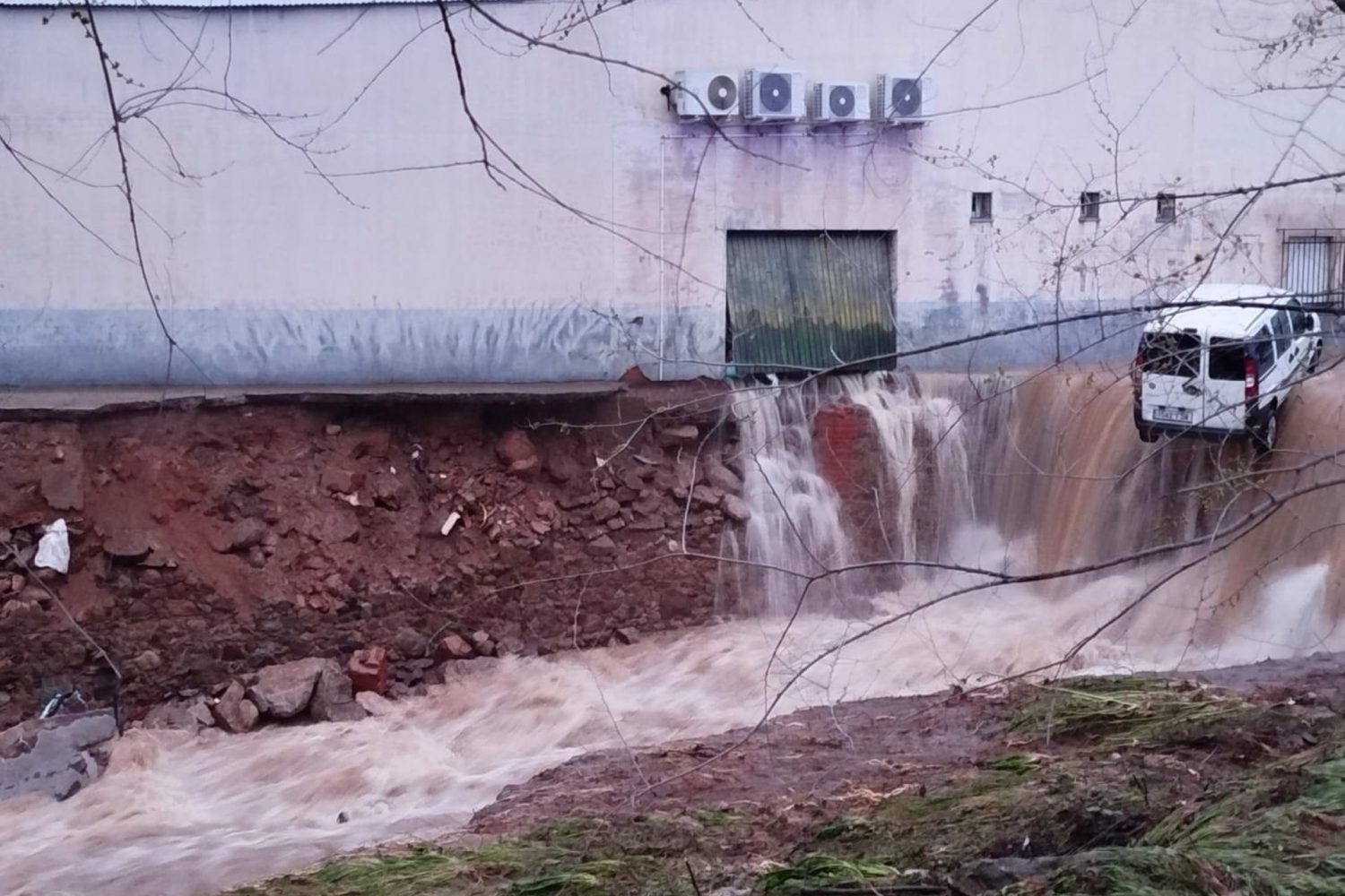 Sustitución.- La balsa de riego que ha provocado la riada ha soltado unos 310.000 m3 de agua sobre Jarandilla de la Vera