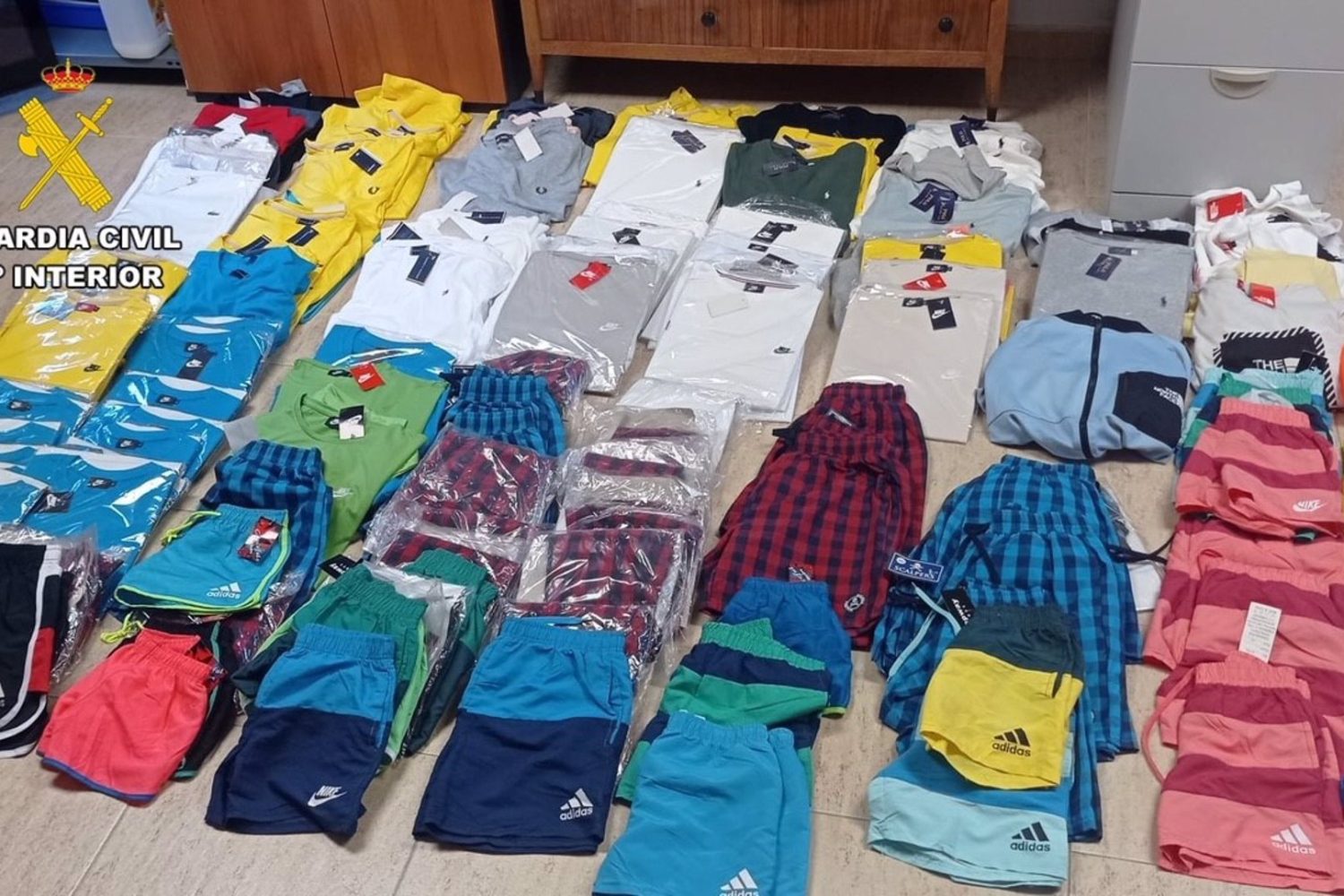 Sucesos.- Intervienen 215 prendas de ropa falsificada en el mercadillo de Jarandilla de la Vera