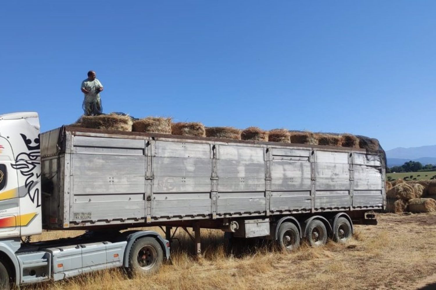 La Diputación de Cáceres entrega heno para el uso de los ganaderos afectados por el incendio en Casas de Miravete
